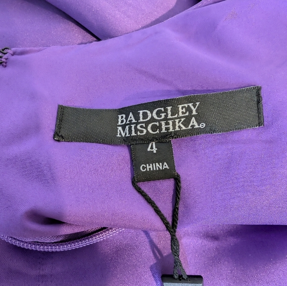 💘 Badgley Mischka satin draped cape-sleeve maxi dress in purple - Picture 7 of 10